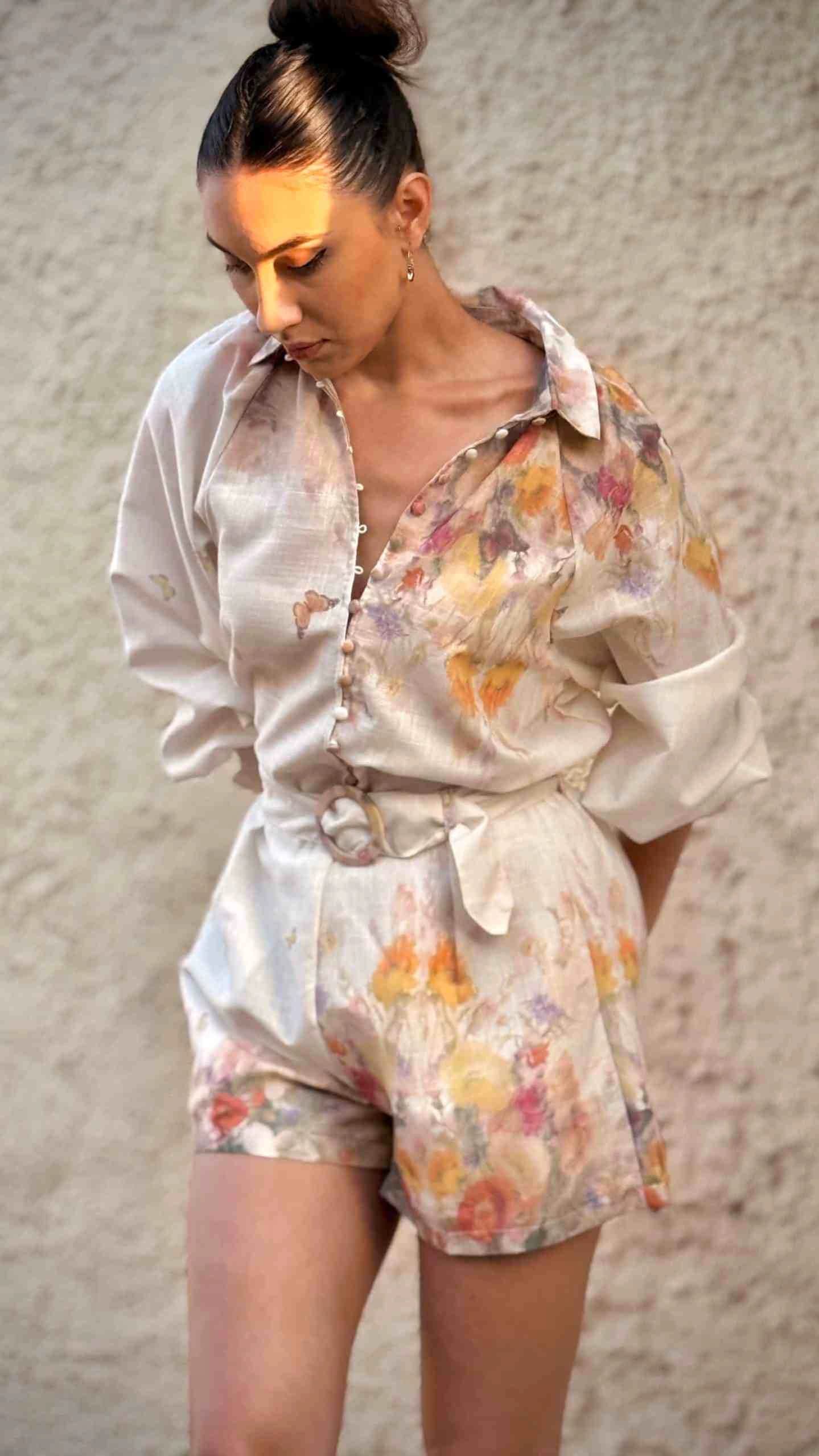 Ensemble short chemisier femme en lin coton imprimé fleuri porté – look estival chic TPGK 2025